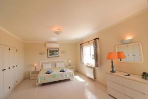 a bedroom with a bed and a large mirror at Villa Carvoeiro Ceu in Lagoa