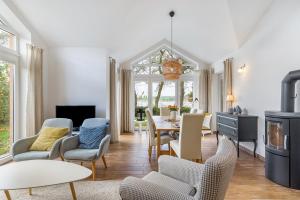 a living room with a table and chairs at Rosenuferhaus in Kosel