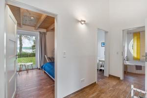 a room with a bed and a desk and a window at Rosenuferhaus in Kosel
