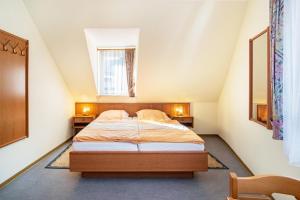 a bedroom with a bed and a window at Gasthaus in Bernkastel-Kues