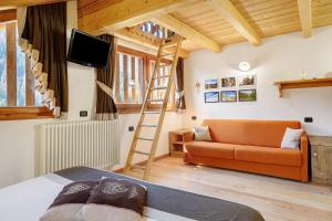 a living room with a ladder and a couch at Mas Di Zonadi in Rabbi