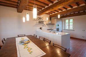 a kitchen and dining room with a table and chairs at Villa con piscina in Capannori