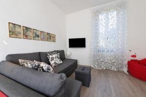 a living room with a couch and a tv at Villa Carla in Salò