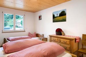 a bedroom with two beds and a window at Sonnerhof Hofsgrund in Oberried
