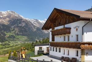 a building with a view of a mountain at Nagelehof in Ridanna
