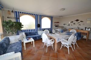 a living room with a table and a blue couch at Casa Papa in San Fulgencio