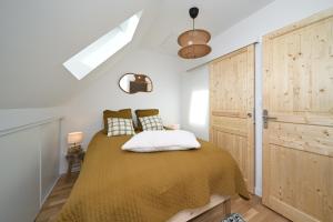 a bedroom with a bed and a closet at Superbe appartement - Face au lac in Génos