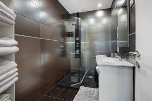 a bathroom with a shower with a sink and a toilet at Vitóriahouse - Your Little Corner in Vila Nova de Gaia +15 photos