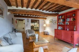 a living room with a white couch and a table at Appartamento del Campo - Siena in Siena