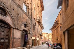 an alley in an old city with buildings at Appartamento del Campo - Siena in Siena