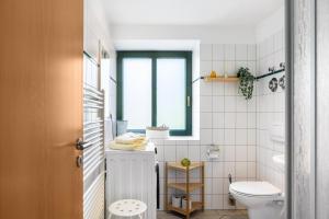 mała łazienka z toaletą i oknem w obiekcie Ferienwohnung Villa Funcke w mieście Eisenach +25 zdjęć