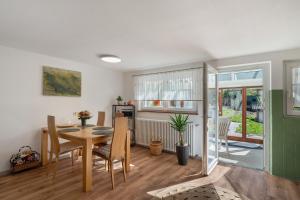 a kitchen and dining room with a table and chairs at Ferienwohnung Gabriele in Lauf