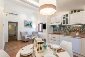a kitchen and living room with a table and chairs at Il Teatro in San Gimignano