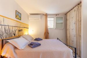 a bedroom with a bed with two towels on it at Villa Salamandre in Port-Saint-Louis-du-Rhône