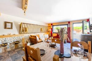 a living room with a table and a couch at Gîte L'étable in Sales
