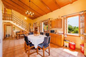 a kitchen and dining room with a table and chairs at Can Colau in Santa Margalida