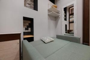 a living room with a green couch in a room at La Casa di Lu - Val D'Intelvi in Lanzo dʼIntelvi