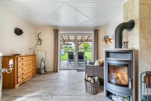 a living room with a fireplace and a couch at Ferienwohnung Anke Volkmann in Offenbüttel