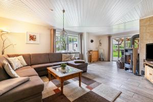 a living room with a couch and a table at Ferienwohnung Anke Volkmann in Offenbüttel