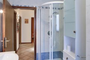 ein Badezimmer mit Dusche mit Glastür in der Unterkunft Casa March 1 in Moena
