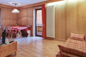 ein Wohnzimmer mit einem Tisch und einem Sofa in der Unterkunft Casa March 1 in Moena