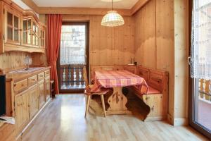 eine Küche mit einem Tisch mit einer Tischdecke in der Unterkunft Casa March 1 in Moena + 15 Fotos