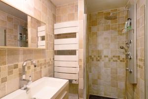 a bathroom with a sink and a shower at Maison de village Puyvalador in Puyvalador