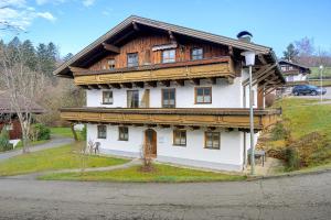 a large white house with a wooden roof at Ferienwohnung Geyersberg 704 in Hauzenberg