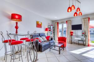 a living room with a couch and a table at Petite maison Aigues Mortes in Aigues-Mortes
