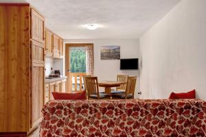 a room with a table and a kitchen with a tableablish at Aux Pieds du Malatra' 2 in Saint-Rhémy-en-bosses +22 photos