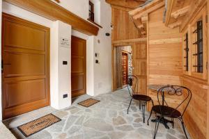 a hallway with two chairs and a table in a house at Aux Pieds du Malatra' 2 in Saint-Rhémy-en-bosses