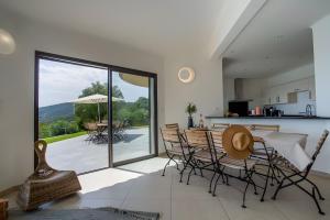 a kitchen and living room with a table and chairs at Les Hauts de Figha in Conca