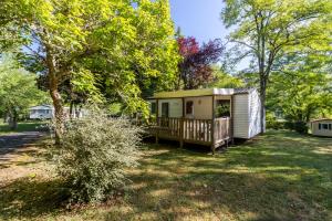 a tiny house in the middle of a yard at Mobilhome Le Cocon in Saint-Pompont