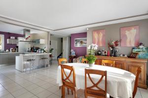 a kitchen and dining room with a table and chairs at Chambres d'Hôtes - Les Boubous in Saint-Nazaire
