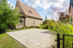 a house with a walkway in front of it at Haus Grün in Templin