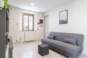 a living room with a couch and a tv at La Corte Rurale con jacuzzi in Lucca