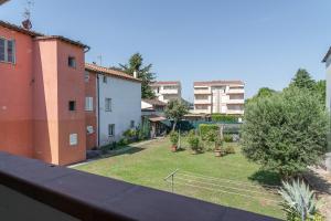 a view of a yard with a tennis court at La Corte Rurale con jacuzzi in Lucca