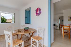 a kitchen and dining room with a table and chairs at Afroditi Ftelia Gerani A in Mykonos