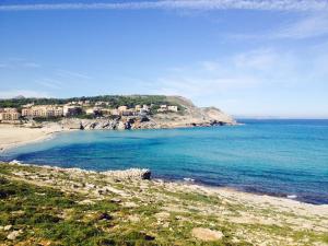 a view of a beach with buildings and the ocean at Casa las Columnas in Capdepera