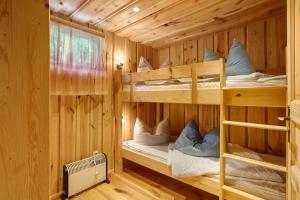 a log cabin with two bunk beds in it at Bungalow 19 - Finnhütte in Niesky