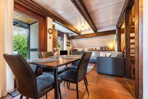 a dining room with a table and chairs at Ferienhaus Elbidylle in Bachenbrock
