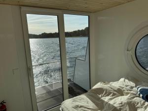 a bedroom on a boat with a view of the water at Hausboot Kitilou in Flessenow