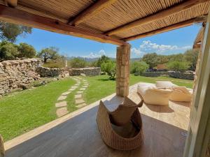 an outdoor patio with a view of a yard at Petra d'arana in Palau
