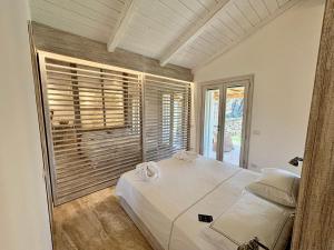 a bedroom with a large bed and a window at Petra d'arana in Palau