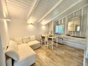 a living room with a white couch and a table at Petra d'arana in Palau