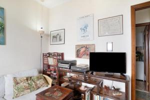 a living room with a tv and a couch at Oasi in Alassio