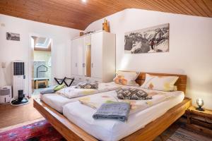 a bedroom with two beds in a room at Schaumann’s Hüs in Immenstadt im Allgäu