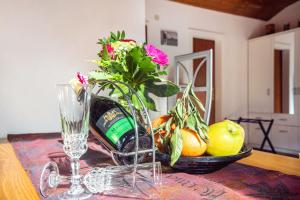 a vase with flowers and fruit on a table at Schaumann’s Hüs in Immenstadt im Allgäu