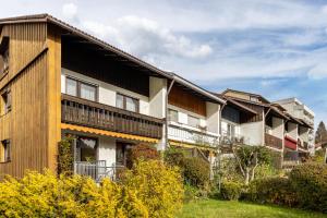 a row of apartment buildings with a yard at Schaumann’s Hüs in Immenstadt im Allgäu