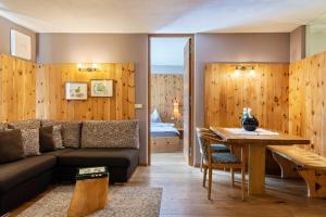 a living room with a couch and a table at La Plates App Domesdi in Ortisei